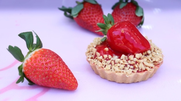 Morango do Amor: releitura gourmet e crocante do clássico junino é a sensação do festival. Foto: Divulgação