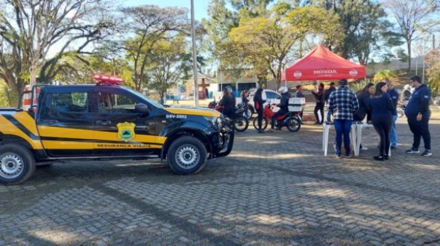Durante a Semana Nacional de Prevenção de Acidente com Motociclistas, condutores ganham antenas corta-pipa e participam de revisões gratuitas. Foto: Prefeitura de Cotia