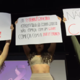 Espaço interativo da SEMUD no Osasco Plaza leva informação, acolhimento e escuta ativa como parte da campanha Agosto Lilás. 💜✊ - Imagens: Arquivo SEMUD/PMO