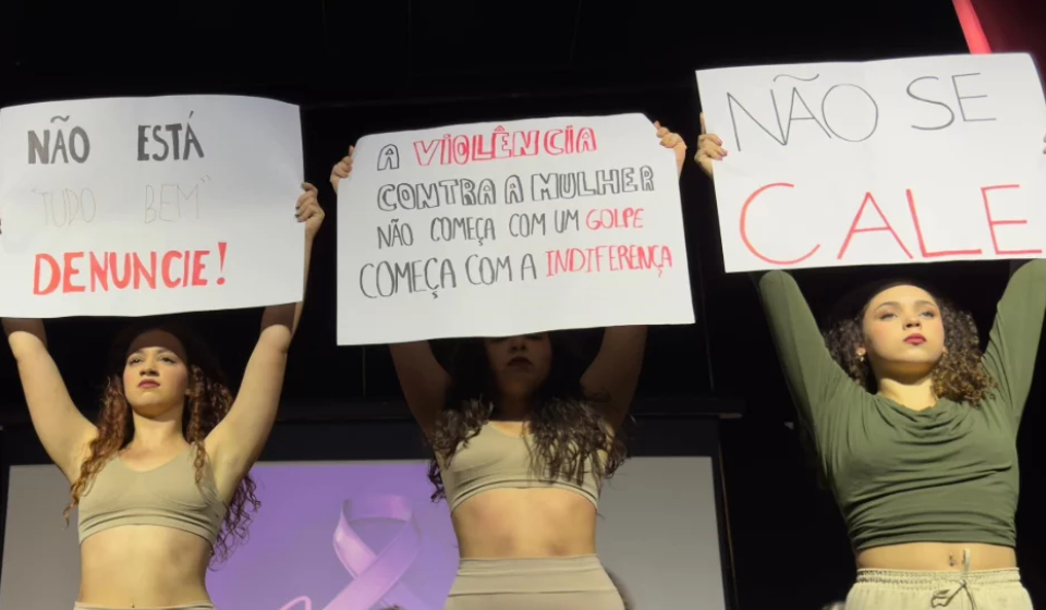 Espaço interativo da SEMUD no Osasco Plaza leva informação, acolhimento e escuta ativa como parte da campanha Agosto Lilás. 💜✊ - Imagens: Arquivo SEMUD/PMO