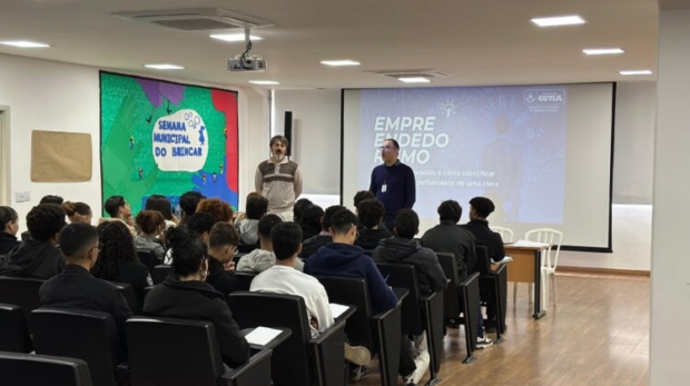 Estagiários atentos durante a palestra sobre empreendedorismo no auditório da Secretaria de Educação. Foto: Prefeitura De Cotia