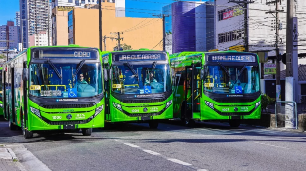 Comboio de ônibus 100% elétricos percorre as principais vias da cidade, levando inovação e sustentabilidade ao transporte público. -Imagens: Caio Henrique (drone) e Fernanda Cazarini