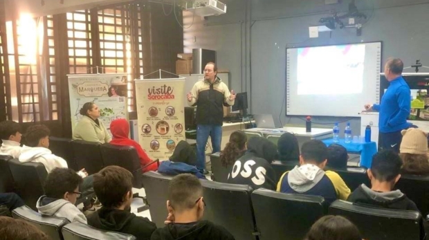 Educação e turismo se encontram na sala de aula! Estudantes aprendem sobre o potencial turístico local e se tornam multiplicadores da nossa cultura.  Alunos do Ensino Fundamental da EE Hélio del Cistia conhecem a história e os pontos turísticos de Sorocaba no projeto “Turismo vai à Escola” Foto: Prefeitura De Sorocaba
