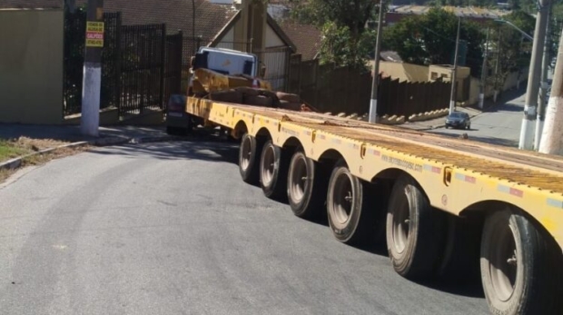 Trecho da Dr. Ladislau Retti interditado após acidente com caminhões – cuidado redobrado na região! Foto: Prefeitura De Cotia