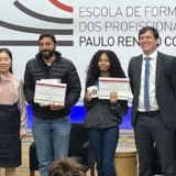 Estudantes premiados celebram conquista durante cerimônia na EFAPE, em São Paulo, marcando a união cultural entre Brasil e China. Autoridades, professores e alunos juntos no palco da premiação do concurso que reuniu mais de 12 mil redações em todo o Estado. Foto: Ibrachina