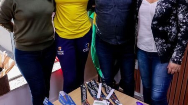 Presidente Ana Gamboa, com a atleta da ginástica rítmica Laura Gamboa, e o vereador responsável pelo envio da emenda Carmônio Bastos