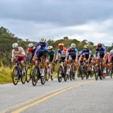 Ciclistas em alta velocidade cruzam Barueri durante a 11ª Volta Ciclística Internacional do Estado de São Paulo — adrenalina, técnica e espírito esportivo em cada pedalada! Foto: Prefeitura De Barueri 