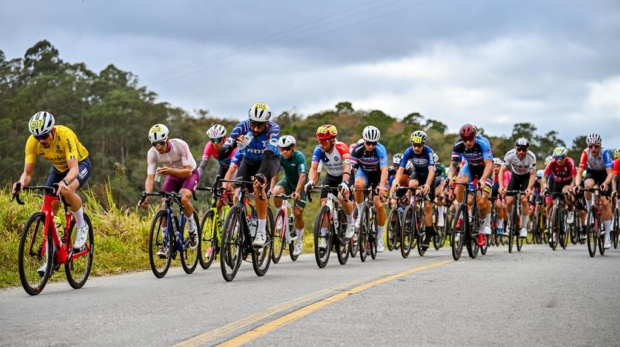 Ciclistas em alta velocidade cruzam Barueri durante a 11ª Volta Ciclística Internacional do Estado de São Paulo — adrenalina, técnica e espírito esportivo em cada pedalada! Foto: Prefeitura De Barueri 