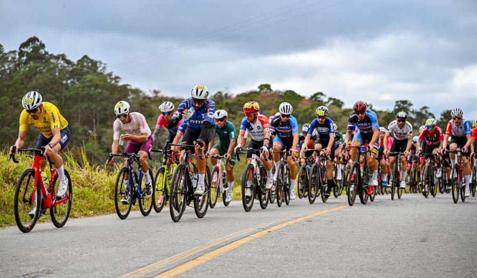 Ciclistas em alta velocidade cruzam Barueri durante a 11ª Volta Ciclística Internacional do Estado de São Paulo — adrenalina, técnica e espírito esportivo em cada pedalada! Foto: Prefeitura De Barueri 