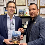 Encontro de ideias: O vereador Dylan Dantas entrega ao deputado federal Luiz Philippe de Orleans e Bragança um exemplar de seu livro “A Tomada de Decisão e Os Formadores de Opinião” durante visita à Câmara de Sorocaba. O gesto simboliza a valorização do pensamento crítico e do debate político consciente.