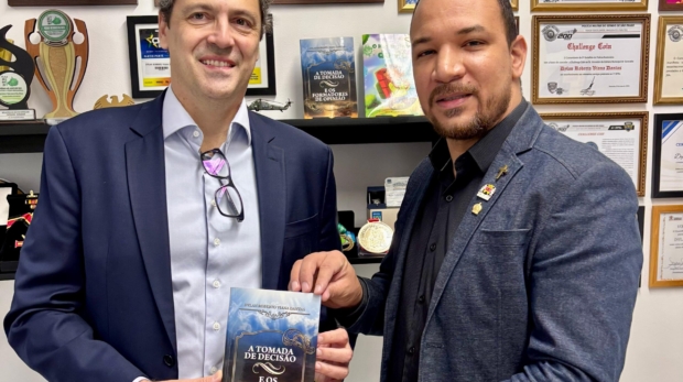 Encontro de ideias: O vereador Dylan Dantas entrega ao deputado federal Luiz Philippe de Orleans e Bragança um exemplar de seu livro “A Tomada de Decisão e Os Formadores de Opinião” durante visita à Câmara de Sorocaba. O gesto simboliza a valorização do pensamento crítico e do debate político consciente.