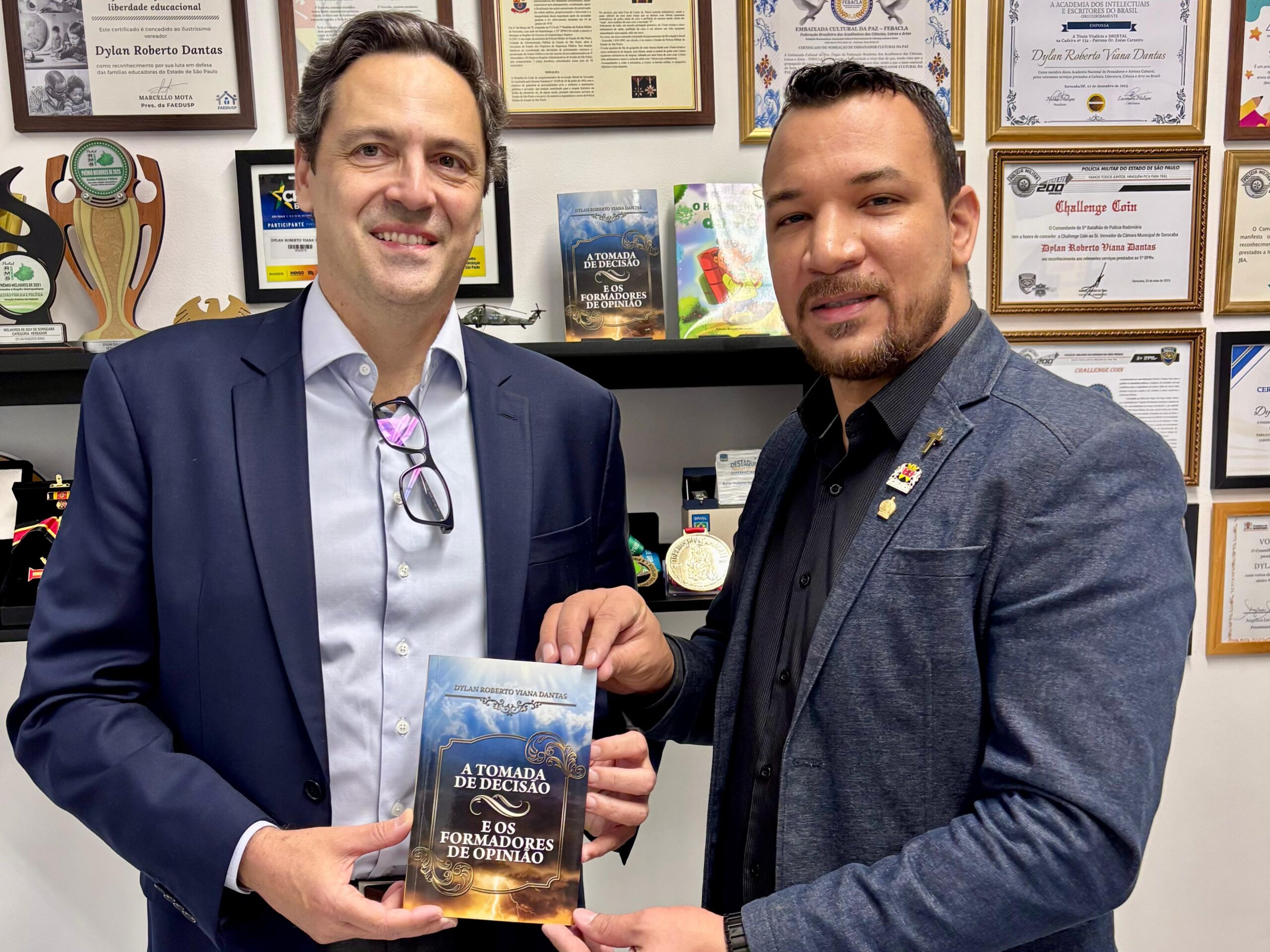 Encontro de ideias: O vereador Dylan Dantas entrega ao deputado federal Luiz Philippe de Orleans e Bragança um exemplar de seu livro “A Tomada de Decisão e Os Formadores de Opinião” durante visita à Câmara de Sorocaba. O gesto simboliza a valorização do pensamento crítico e do debate político consciente.