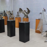 A escultura “Gavião de Aço”, de Fábio Dias, é um dos destaques da exposição Cultura em Ferro, que transforma sucata e ferro em arte e pode ser visitada até 5 de outubro no Paço Municipal de Osasco. Imagem: Fernanda Cazarini/Justino Alencar