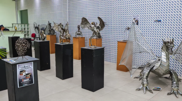 A escultura “Gavião de Aço”, de Fábio Dias, é um dos destaques da exposição Cultura em Ferro, que transforma sucata e ferro em arte e pode ser visitada até 5 de outubro no Paço Municipal de Osasco. Imagem: Fernanda Cazarini/Justino Alencar