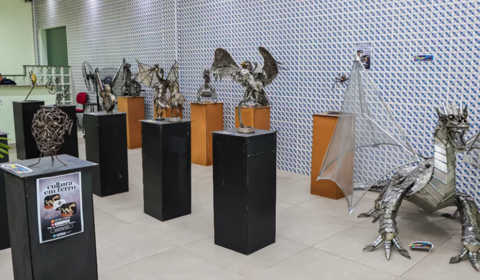 A escultura “Gavião de Aço”, de Fábio Dias, é um dos destaques da exposição Cultura em Ferro, que transforma sucata e ferro em arte e pode ser visitada até 5 de outubro no Paço Municipal de Osasco. Imagem: Fernanda Cazarini/Justino Alencar