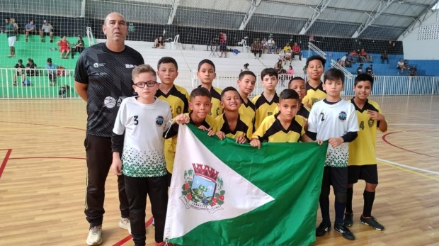 Capitães em destaque! Gabriel Alves brilha na semifinal do Sub-10 com liderança e gols, enquanto Pietro Vieira comanda o Sub-12 com um hat-trick decisivo. O futsal de Cabreúva vive um grande momento! Fotos: Prefeitura De Cabreúva