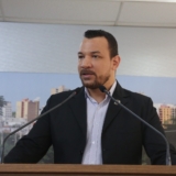 Vereador Dylan Dantas durante pronunciamento sobre o Parque Natural Porto das Águas. A representação do parlamentar motivou a abertura de inquérito pelo Ministério Público para apurar omissão da Prefeitura de Sorocaba e possíveis danos ambientais na área. Foto: Câmara De Sorocaba