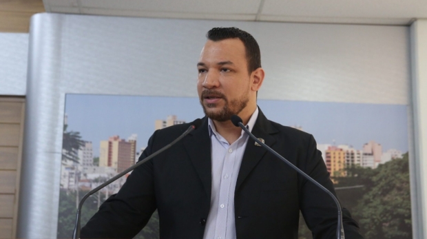 Vereador Dylan Dantas durante pronunciamento sobre o Parque Natural Porto das Águas. A representação do parlamentar motivou a abertura de inquérito pelo Ministério Público para apurar omissão da Prefeitura de Sorocaba e possíveis danos ambientais na área. Foto: Câmara De Sorocaba