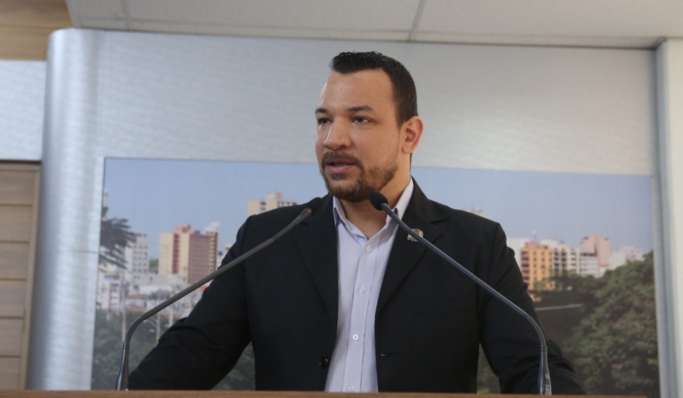 Vereador Dylan Dantas durante pronunciamento sobre o Parque Natural Porto das Águas. A representação do parlamentar motivou a abertura de inquérito pelo Ministério Público para apurar omissão da Prefeitura de Sorocaba e possíveis danos ambientais na área. Foto: Câmara De Sorocaba