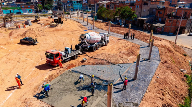 Concretagem marca nova etapa da construção do Parque do Nordestino, que vai transformar a região. Imagens: Fernanda Cazarini/ Caio Henrique
