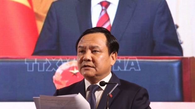 O Embaixador Bùi Văn Nghị discursa durante a cerimônia comemorativa do 80º Aniversário da Revolução de Agosto e do Dia Nacional do Vietnã, em Brasília, prestigiada por autoridades brasileiras, diplomatas internacionais e convidados que também apreciaram exposições culturais, pratos típicos e apresentações artísticas.