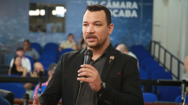 Vereador Dylan Dantas durante apresentação do projeto “Dê a Seta, Sorocaba” na Câmara Municipal – iniciativa busca transformar a cultura no trânsito com educação e empatia.Foto: Câmara de Sorocaba