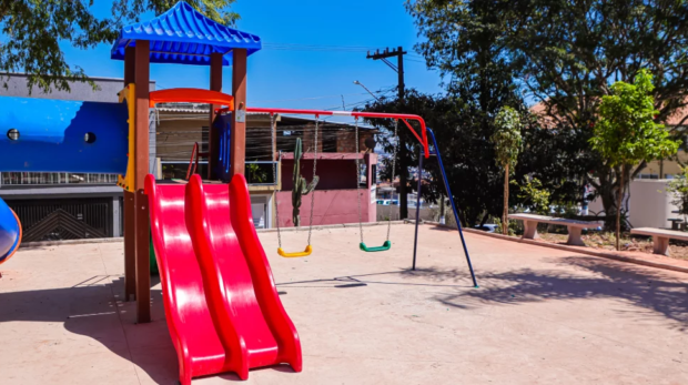 O prefeito Gerson Pessoa visita as obras de revitalização da Praça do Jardim Conceição, que ganha playground, academia ao ar livre e novos espaços de convivência, com apoio da Prefeitura de Osasco. | Fotos: Fernanda Cazarini