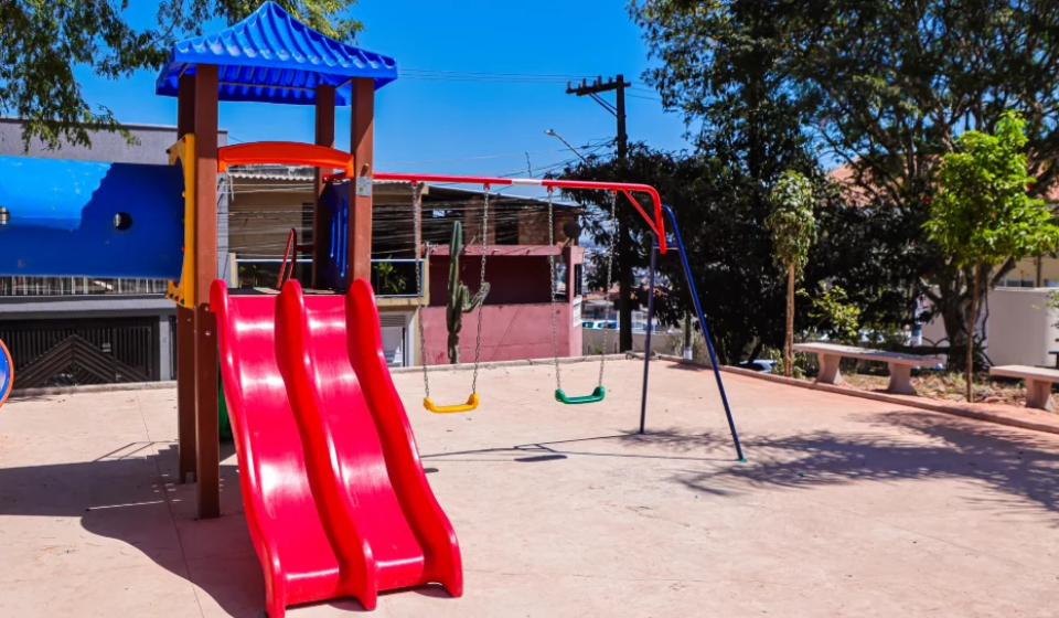 O prefeito Gerson Pessoa visita as obras de revitalização da Praça do Jardim Conceição, que ganha playground, academia ao ar livre e novos espaços de convivência, com apoio da Prefeitura de Osasco. | Fotos: Fernanda Cazarini