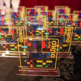 Autoridades e convidados celebram no palco do Teatro Municipal Glória Giglio a entrega do Selo Ouro da Certificação ODS 2025 à Prefeitura de Osasco, em reconhecimento ao cumprimento de todos os 17 Objetivos de Desenvolvimento Sustentável da ONU. Fotos: Justino Alencar