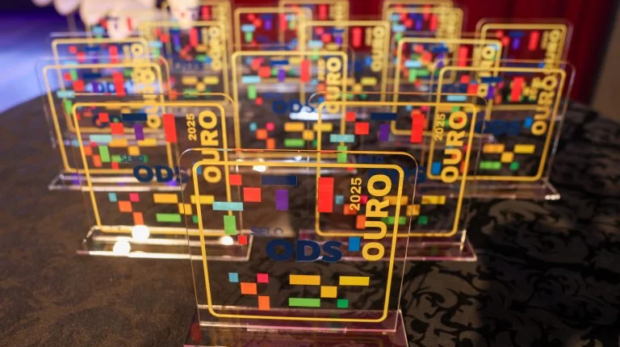 Autoridades e convidados celebram no palco do Teatro Municipal Glória Giglio a entrega do Selo Ouro da Certificação ODS 2025 à Prefeitura de Osasco, em reconhecimento ao cumprimento de todos os 17 Objetivos de Desenvolvimento Sustentável da ONU. Fotos: Justino Alencar