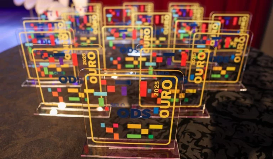 Autoridades e convidados celebram no palco do Teatro Municipal Glória Giglio a entrega do Selo Ouro da Certificação ODS 2025 à Prefeitura de Osasco, em reconhecimento ao cumprimento de todos os 17 Objetivos de Desenvolvimento Sustentável da ONU. Fotos: Justino Alencar