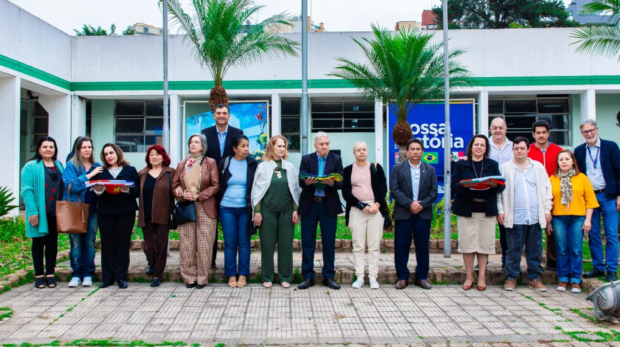 Educadoras da rede municipal são homenageadas na 422ª edição do Programa Nossa História, em frente ao Paço Municipal.