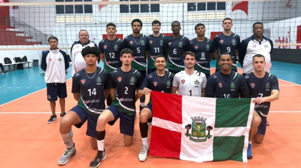 A equipe Osasco/CEV celebra a vitória em casa após confronto acirrado com São José dos Campos, demonstrando força, união e o resultado do apoio da Prefeitura de Osasco ao esporte de base no Cidade do Vôlei. Foto: Divulgação