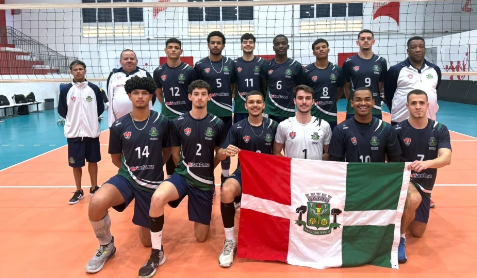 A equipe Osasco/CEV celebra a vitória em casa após confronto acirrado com São José dos Campos, demonstrando força, união e o resultado do apoio da Prefeitura de Osasco ao esporte de base no Cidade do Vôlei. Foto: Divulgação
