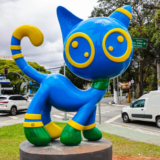 Escultura “Gato Zyon” une arte e solidariedade em Osasco, incentivando a adoção responsável de gatos. Artista Ramiro Silos, o ator Henri Castelli e autoridades locais participam da inauguração do projeto CatZyon. Fotos: Fernanda Cazarini