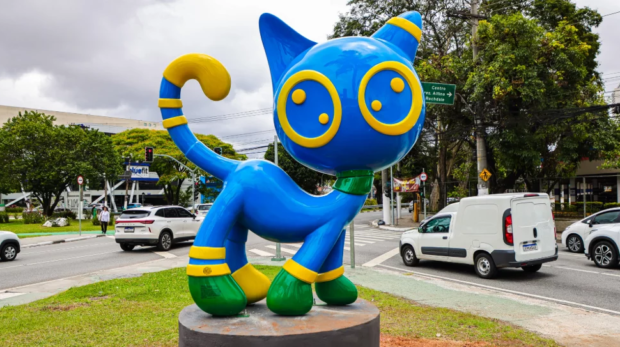 Escultura “Gato Zyon” une arte e solidariedade em Osasco, incentivando a adoção responsável de gatos. Artista Ramiro Silos, o ator Henri Castelli e autoridades locais participam da inauguração do projeto CatZyon. Fotos: Fernanda Cazarini