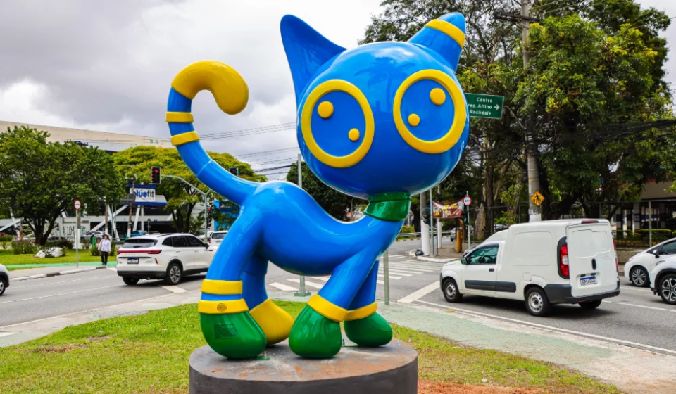 Escultura “Gato Zyon” une arte e solidariedade em Osasco, incentivando a adoção responsável de gatos. Artista Ramiro Silos, o ator Henri Castelli e autoridades locais participam da inauguração do projeto CatZyon. Fotos: Fernanda Cazarini