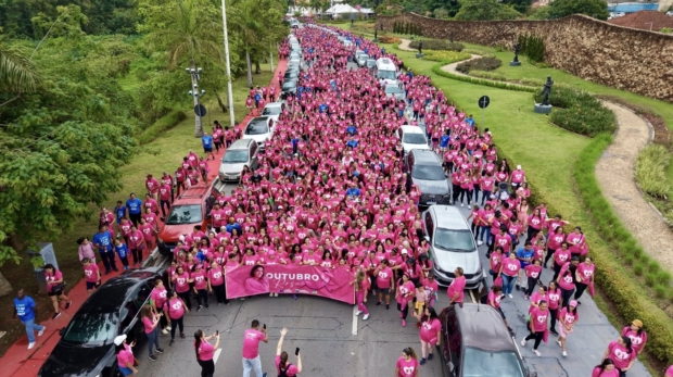 #ParaQueTodosPossamVer: A imagem mostra um grupo animado de pessoas vestidas de rosa caminhando pelas ruas da cidade, segurando faixas e balões que simbolizam a conscientização e o apoio à causa. Foto: Prefeitura De Santana De Parnaíba (Redes Sociais/Reprodução)