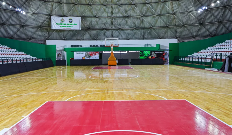 Novo piso modular com amortecimento de impacto garante mais conforto e segurança aos atletas no Ginásio Geodésico. Fotos: Fernanda Cazarini