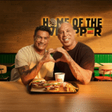 Eles já brigaram no ringue, agora vão brigar… pelo último pedaço do Burger King®! Descubra essa campanha divertida - Foto: Reprodução (Youtube)