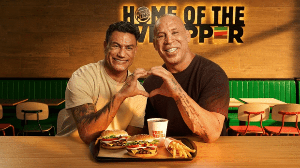 Eles já brigaram no ringue, agora vão brigar… pelo último pedaço do Burger King®! Descubra essa campanha divertida - Foto: Reprodução (Youtube)