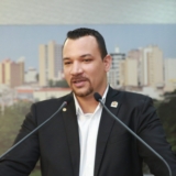 Vereador Dylan Dantas cobra explicações sobre a gestão da Vila Dignidade após denúncia de negligência.
📷 Foto: Câmara de Sorocaba