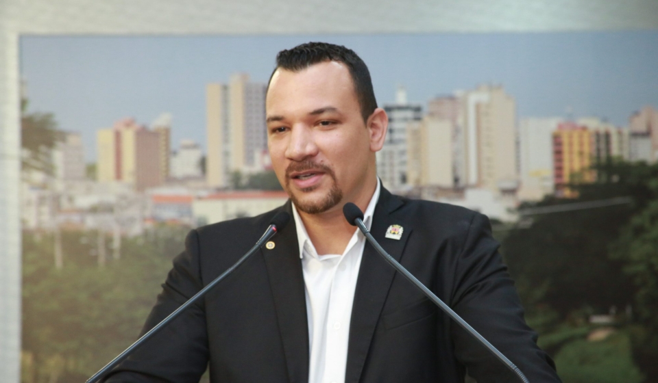 Vereador Dylan Dantas cobra explicações sobre a gestão da Vila Dignidade após denúncia de negligência.
📷 Foto: Câmara de Sorocaba