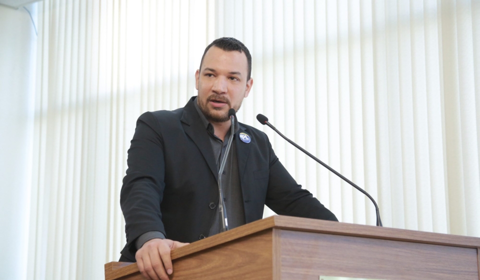 O vereador Dylan Dantas durante seu discurso na Audiência Pública sobre Proteção à Infância, realizada no plenário da Câmara Municipal de Sorocaba. Foto: Câmara de Sorocaba