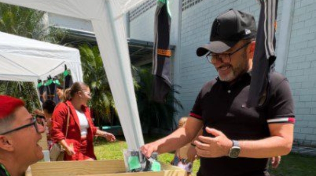 O vereador e presidente da Câmara, Carmônio Bastos, durante a entrega dos novos uniformes das escolinhas de ginástica, em evento promovido pelo Instituto ABC do Esporte. Foto: Divulgação