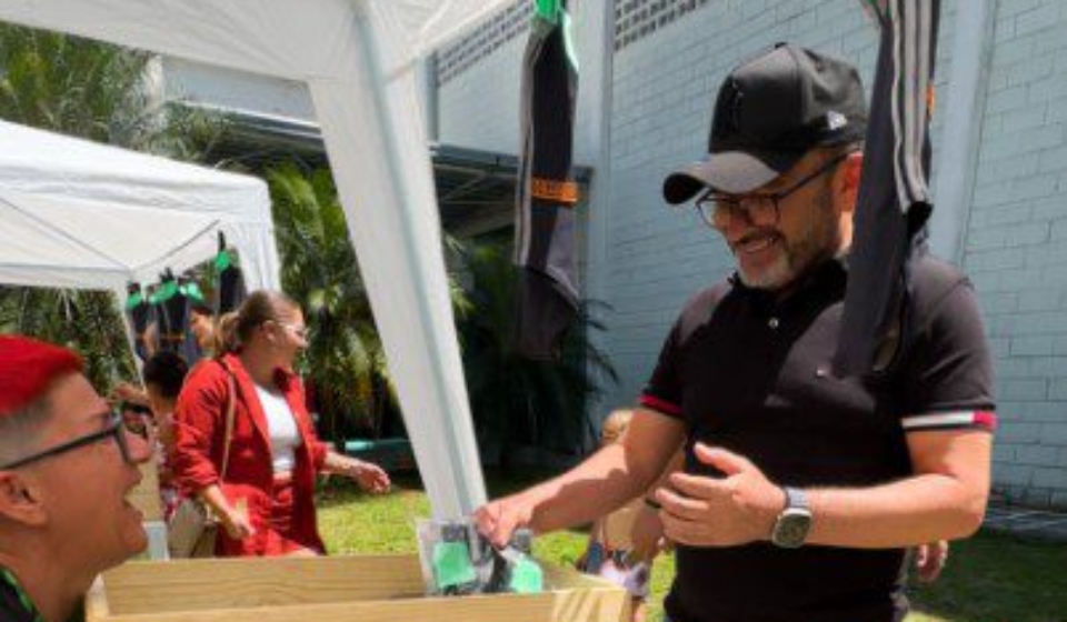 O vereador e presidente da Câmara, Carmônio Bastos, durante a entrega dos novos uniformes das escolinhas de ginástica, em evento promovido pelo Instituto ABC do Esporte. Foto: Divulgação