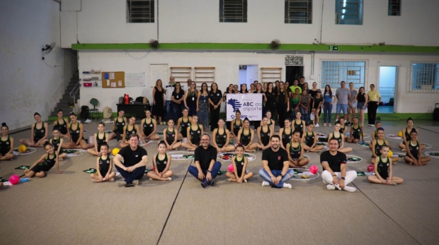 Entrega de materiais da Ginástica Rítmica reúne atletas, autoridades e familiares no Ginásio de Osasco. Foto: Divulgação