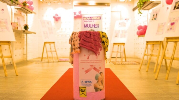 Encontro gratuito no Shopping Granja Vianna reúne histórias inspiradoras de superação e encerra a exposição “Forte e Bela com lenço e estilo”, que arrecada lenços para mulheres em tratamento contra o câncer. Foto: Prefeitura De Cotia