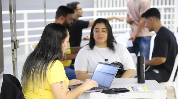 Candidatos participam do Feirão de Empregos no Ginásio José Corrêa, em Barueri, que oferece diversas vagas em diferentes setores. Foto: Prefeitura de Barueri