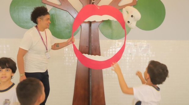 O programa Sorrisos Saudáveis levou informação e diversão à EMEI Anna Irene Mazaro de Freitas, em Barueri. Com palestras, brincadeiras e muita conscientização, pais, filhos e educadores aprenderam juntos sobre a importância da higiene bucal desde o berço. Foto: Prefeitura de Barueri